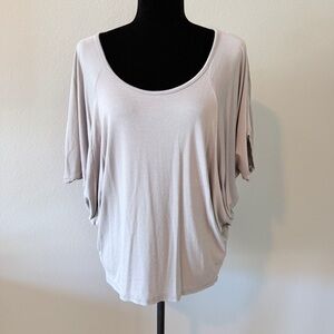 Chic Women's Short Sleeve Top in Light Gray